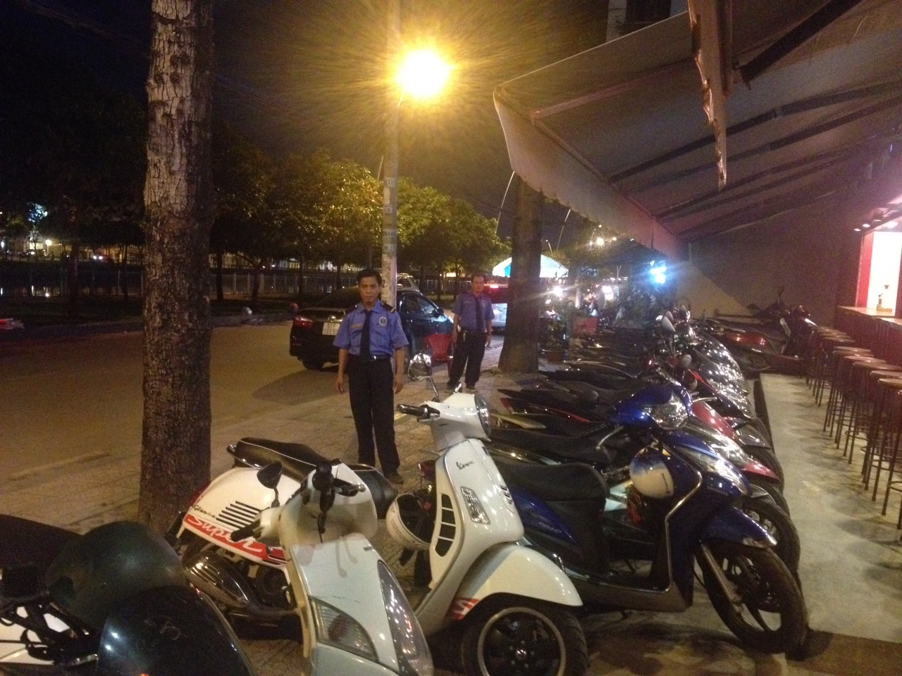 NHỮNG NỮ SĨ QUAN BẢO VỆ YẾU NHÂN